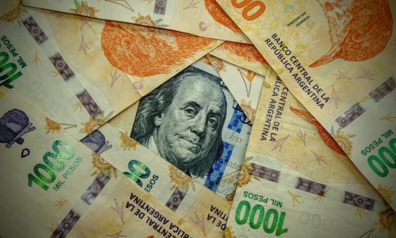 Billetes de mil pesos argentinos desparramados sobre una mesa