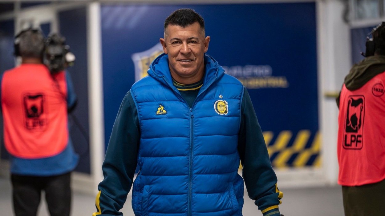 Jorge Almirón, entrenador de Rosario Central, con campera azul
