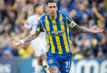 Jugador de Rosario Central con los brazos abiertos durante un partido