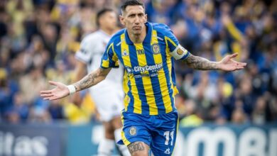 Jugador de Rosario Central con los brazos abiertos durante un partido