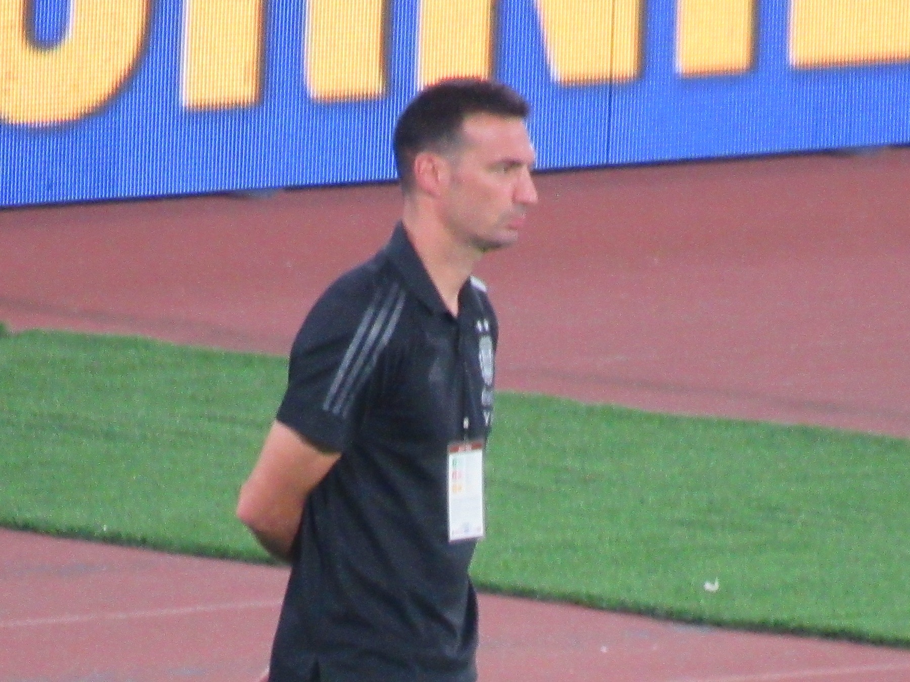 Lionel Scaloni de pie en el borde del campo durante un partido de la Selección Argentina en 2022