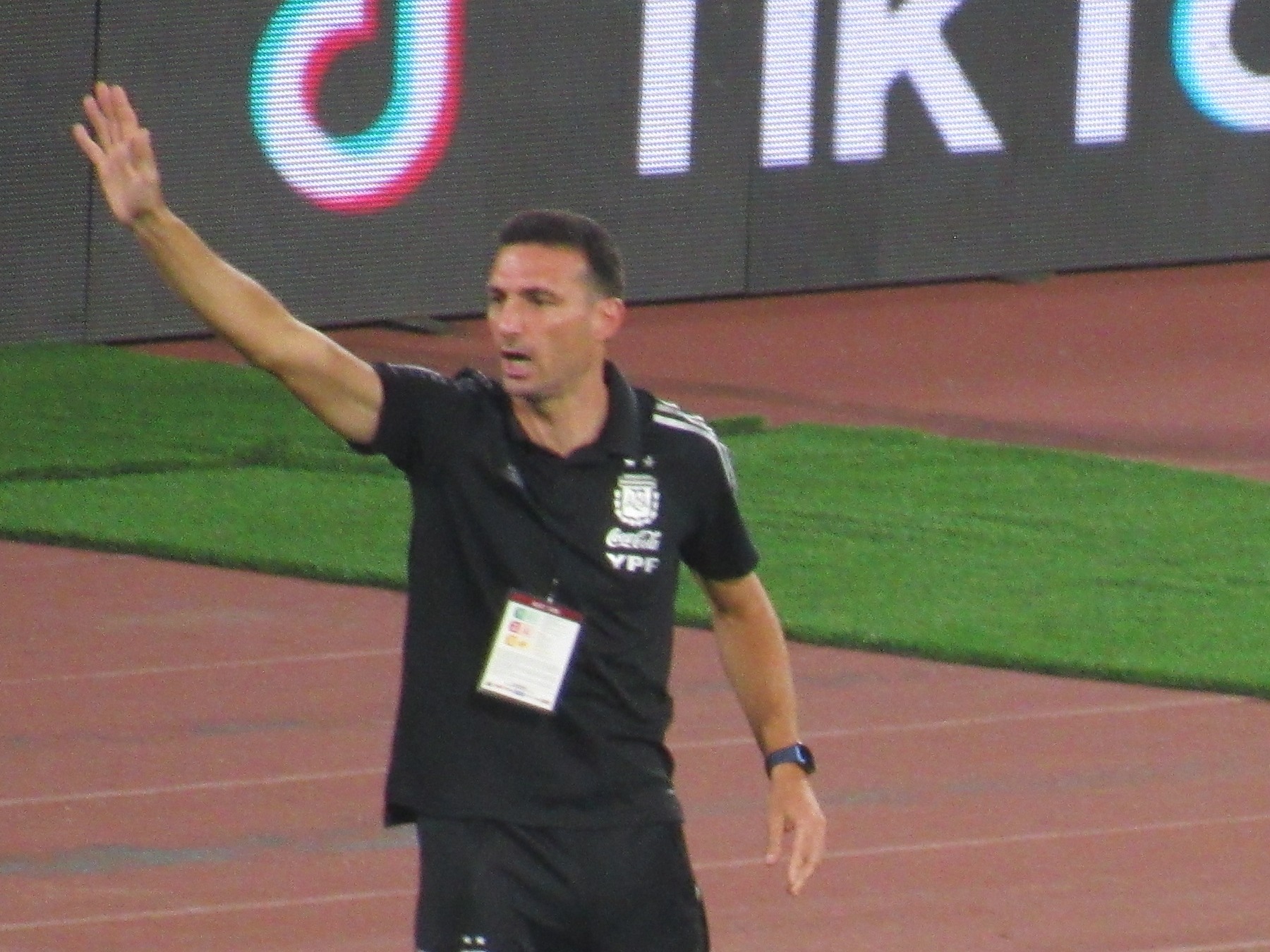 Lionel Scaloni dando indicaciones con el brazo levantado durante un partido de la Selección Argentina en 2022