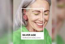 Mujer de pelo canoso, sonriente, con sweater verde y aro de flores, con el cartel Silver Age: una revolución social y cultural