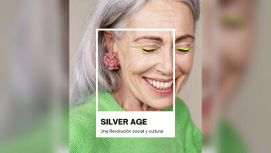 Mujer de pelo canoso, sonriente, con sweater verde y aro de flores, con el cartel Silver Age: una revolución social y cultural