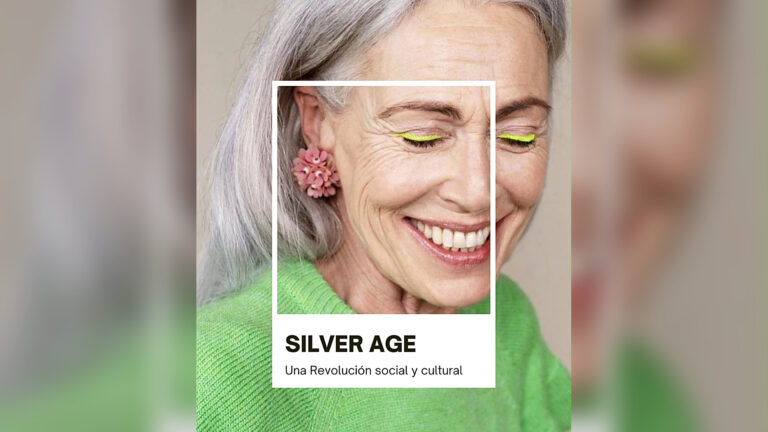 Mujer de pelo canoso, sonriente, con sweater verde y aro de flores, con el cartel Silver Age: una revolución social y cultural