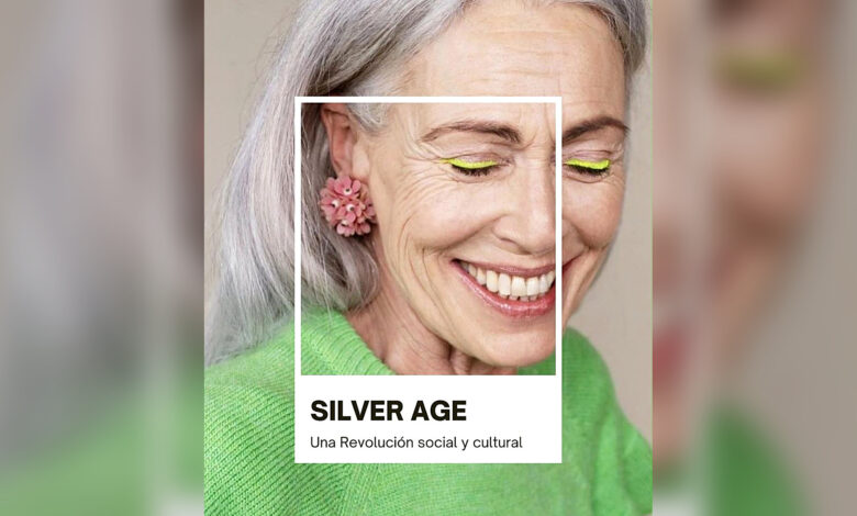 Mujer de pelo canoso, sonriente, con sweater verde y aro de flores, con el cartel Silver Age: una revolución social y cultural