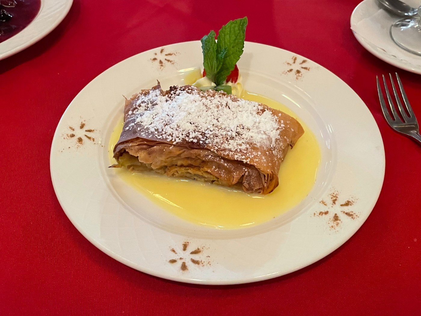 Porción de strudel de manzana con salsa