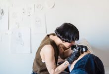 Tatuadora trabaja concentrada en un estudio de tatuajes