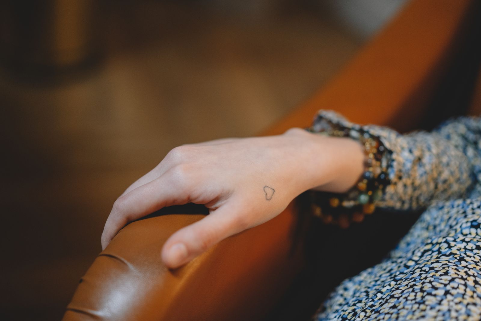 Mano con un pequeño tatuaje de corazón