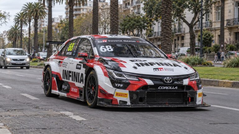 Toyota Corolla del TC2000 número 68 de Toyota Gazoo Racing recorriendo el bulevar Oroño de Rosario