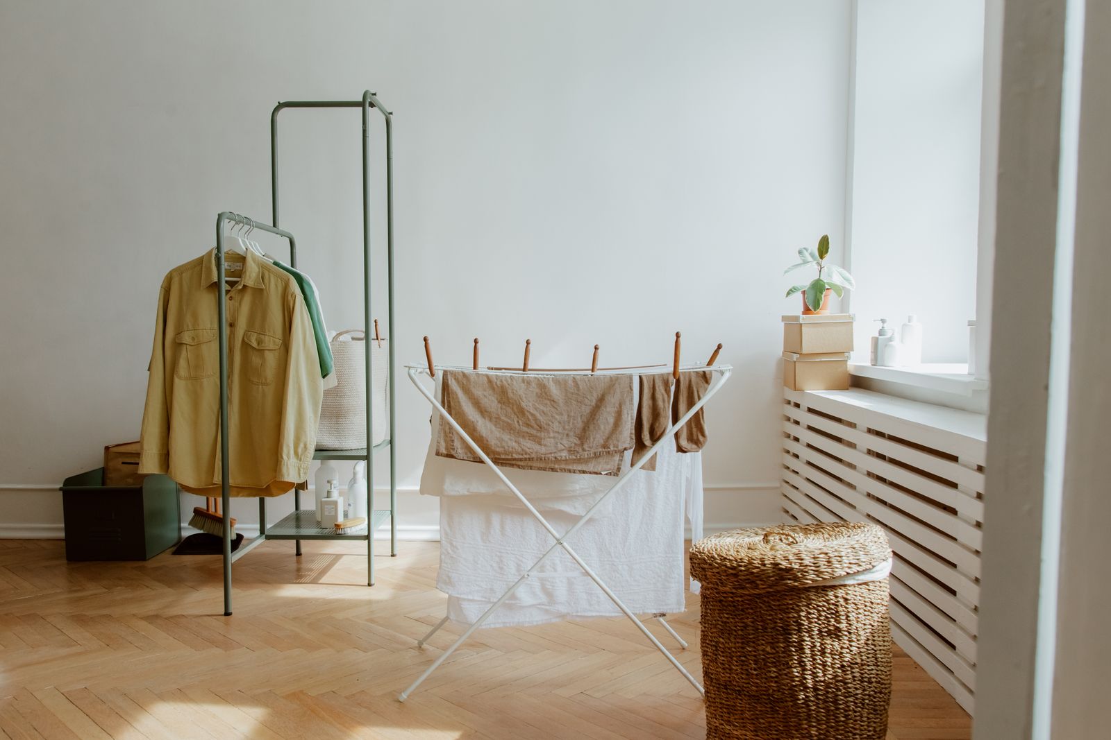 Tendedero con ropa en un ambiente con ventana