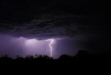 Rayo que ilumina el cielo nocturno durante una tormenta eléctrica
