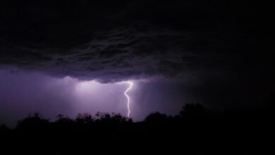 Rayo que ilumina el cielo nocturno durante una tormenta eléctrica