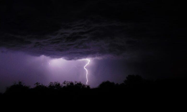 Rayo que ilumina el cielo nocturno durante una tormenta eléctrica