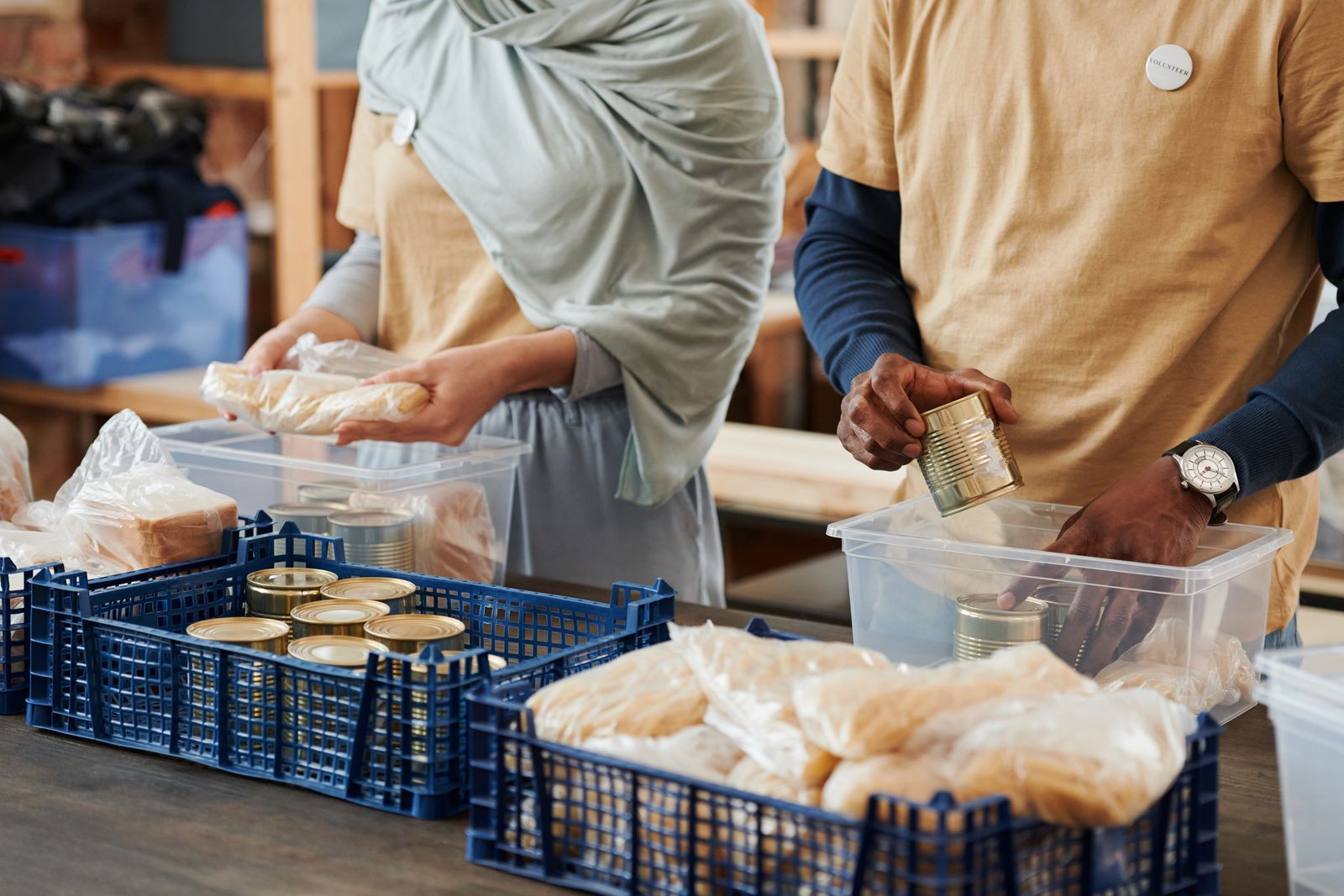 Voluntarios clasifican y empacan donaciones de alimentos en un depósito solidario