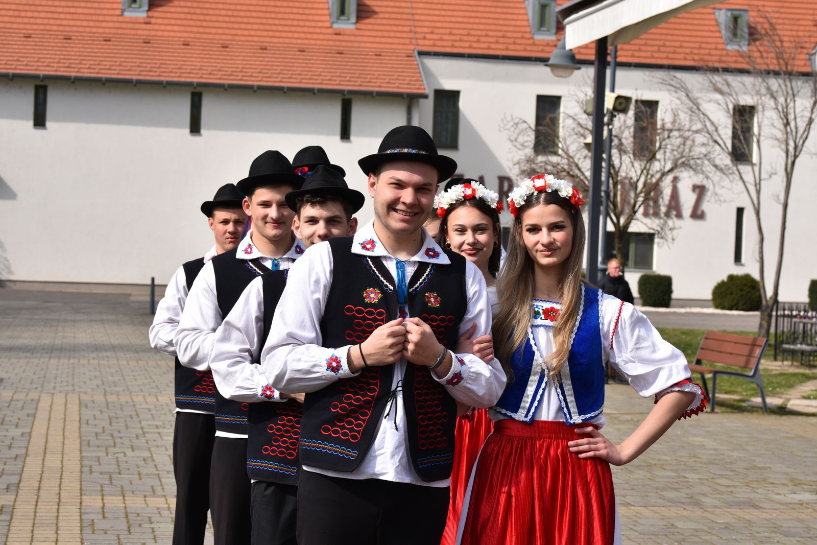 Grupo de jóvenes con trajes folclóricos tradicionales europeos
