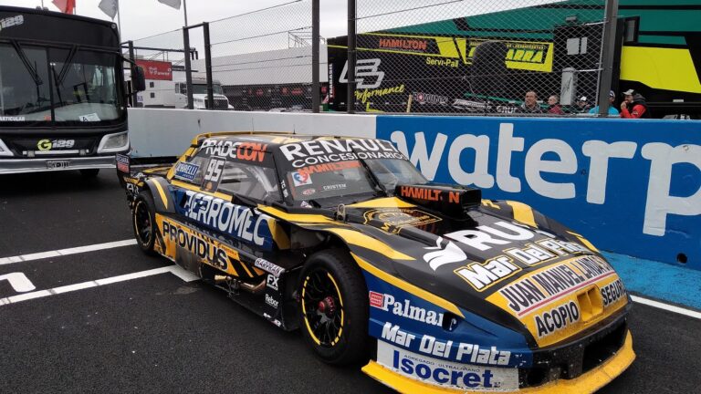 Auto de Turismo Carretera en boxes, la categoría que vuelve al autódromo de Rosario