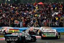 Autos del Turismo Carretera en pista frente a una tribuna llena