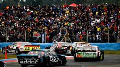 Autos del Turismo Carretera en pista frente a una tribuna llena