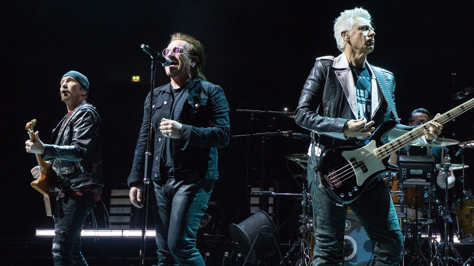 U2 en vivo: The Edge, Bono y Adam Clayton sobre el escenario