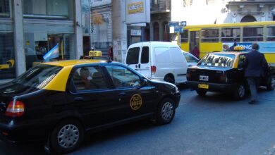 Taxis circulando por una calle del centro de Rosario