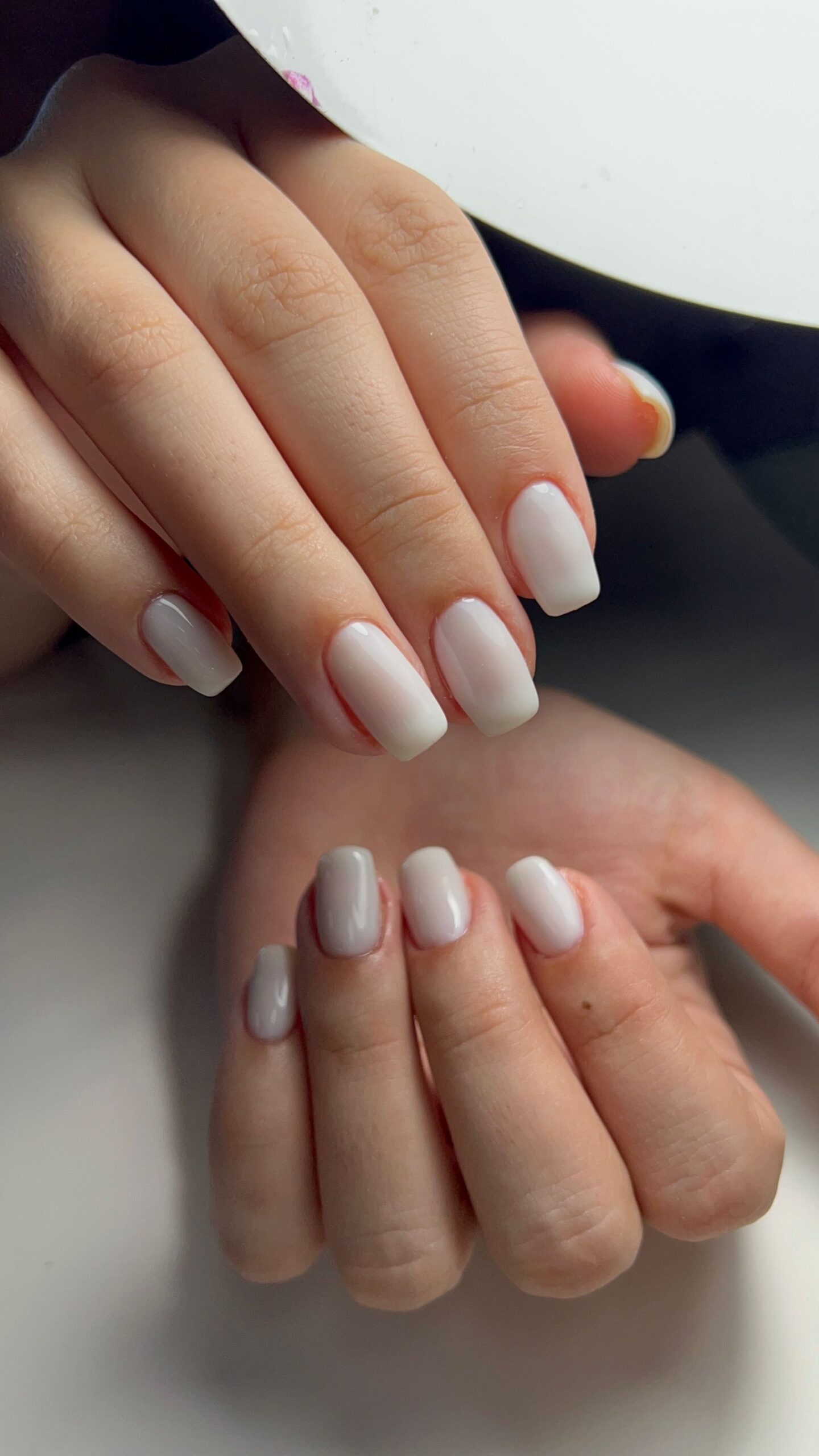 Uñas almendradas con esmalte blanco lechoso translúcido