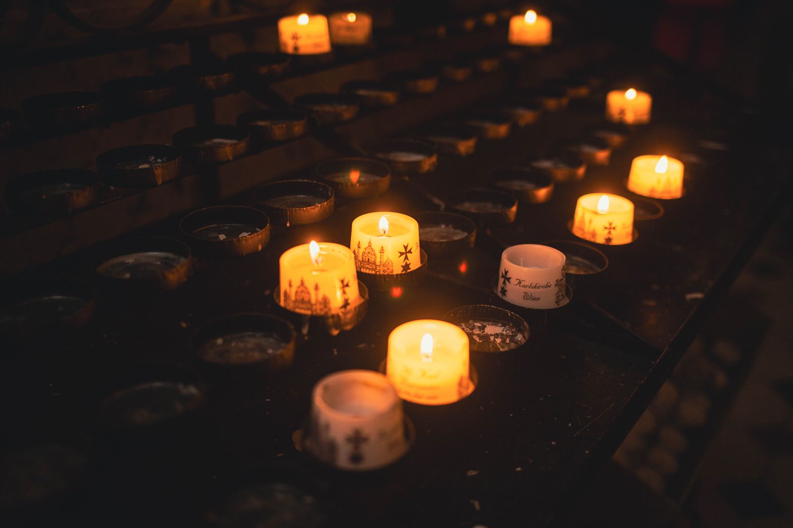 Velas encendidas en el interior de una iglesia
