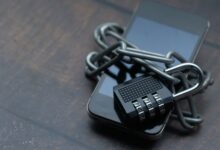 Celular envuelto en una cadena con candado, símbolo de seguridad