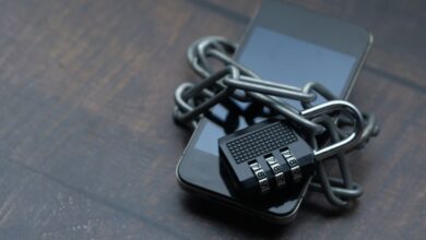 Celular envuelto en una cadena con candado, símbolo de seguridad