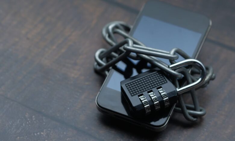 Celular envuelto en una cadena con candado, símbolo de seguridad