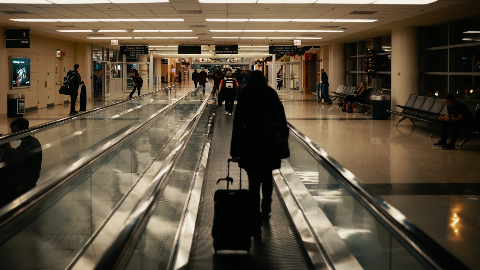 Viajero caminando con su equipaje en un aeropuerto