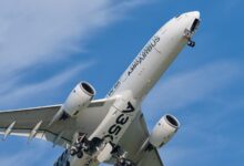 Avión Airbus A350 en pleno despegue con cielo azul