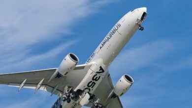 Avión Airbus A350 en pleno despegue con cielo azul