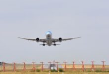 Avión de pasajeros de fuselaje ancho despegando