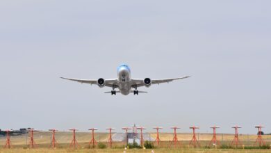 Avión de pasajeros de fuselaje ancho despegando