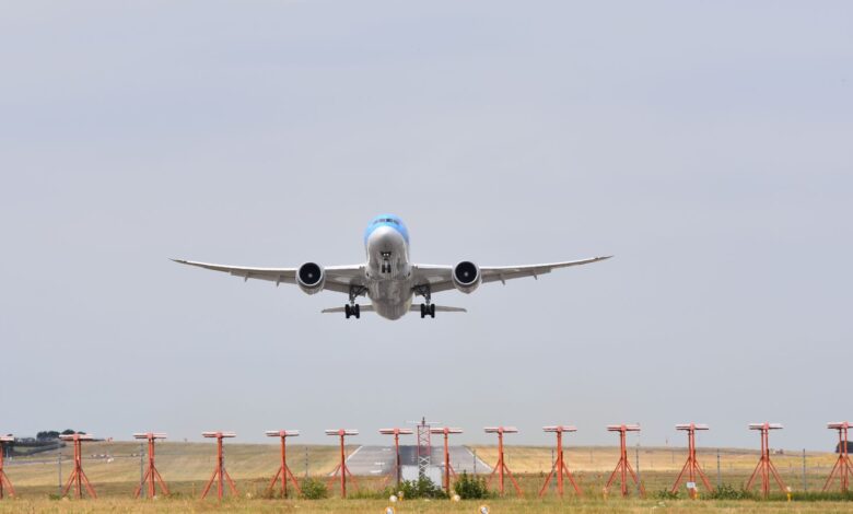 Avión de pasajeros de fuselaje ancho despegando