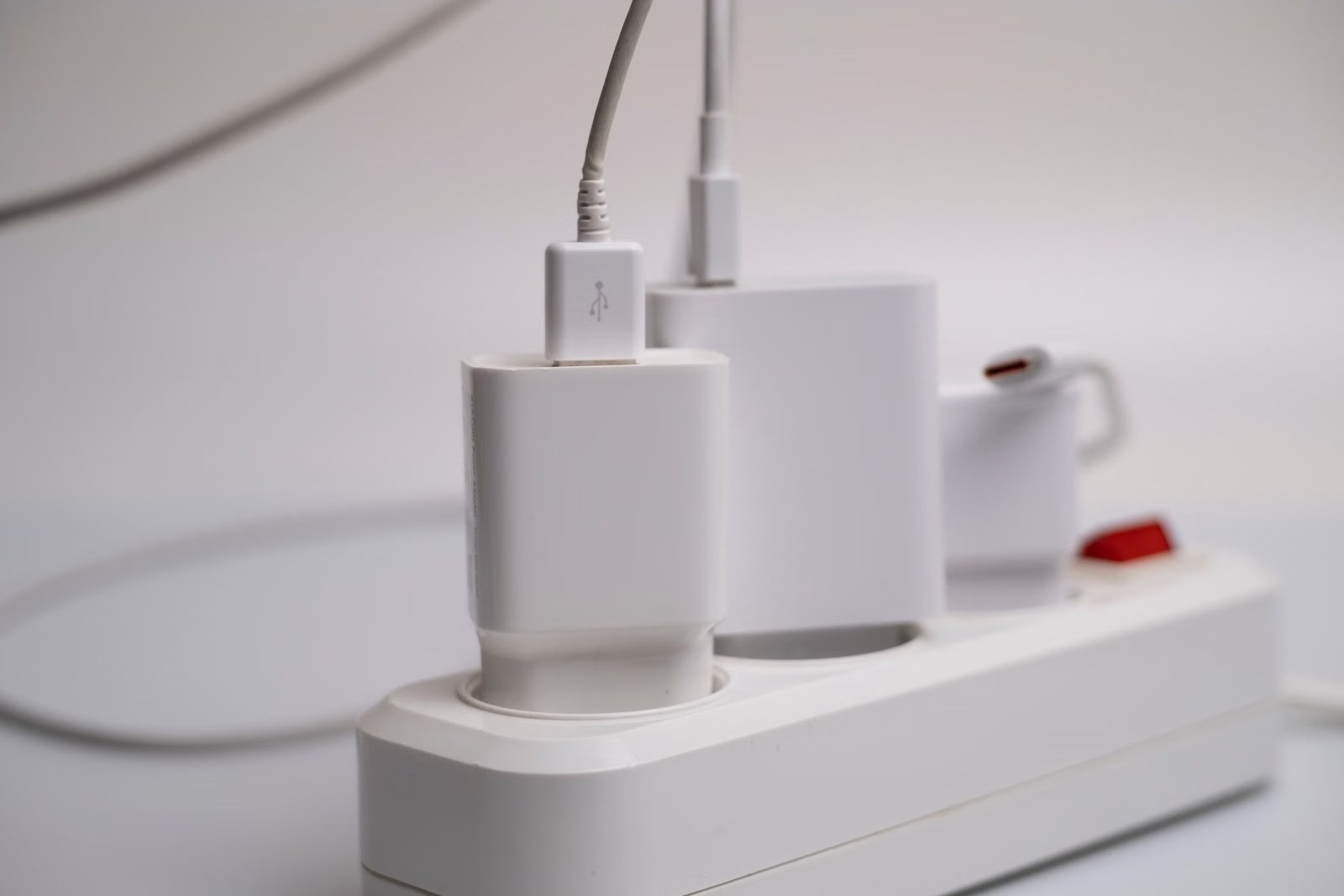 Zapatilla eléctrica con varios cargadores de dispositivos enchufados